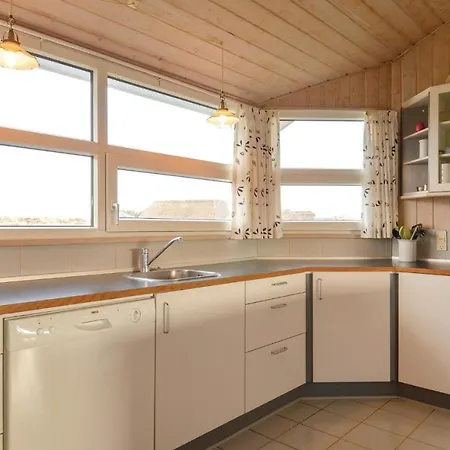 펜션 Three Bedroom Holiday In *